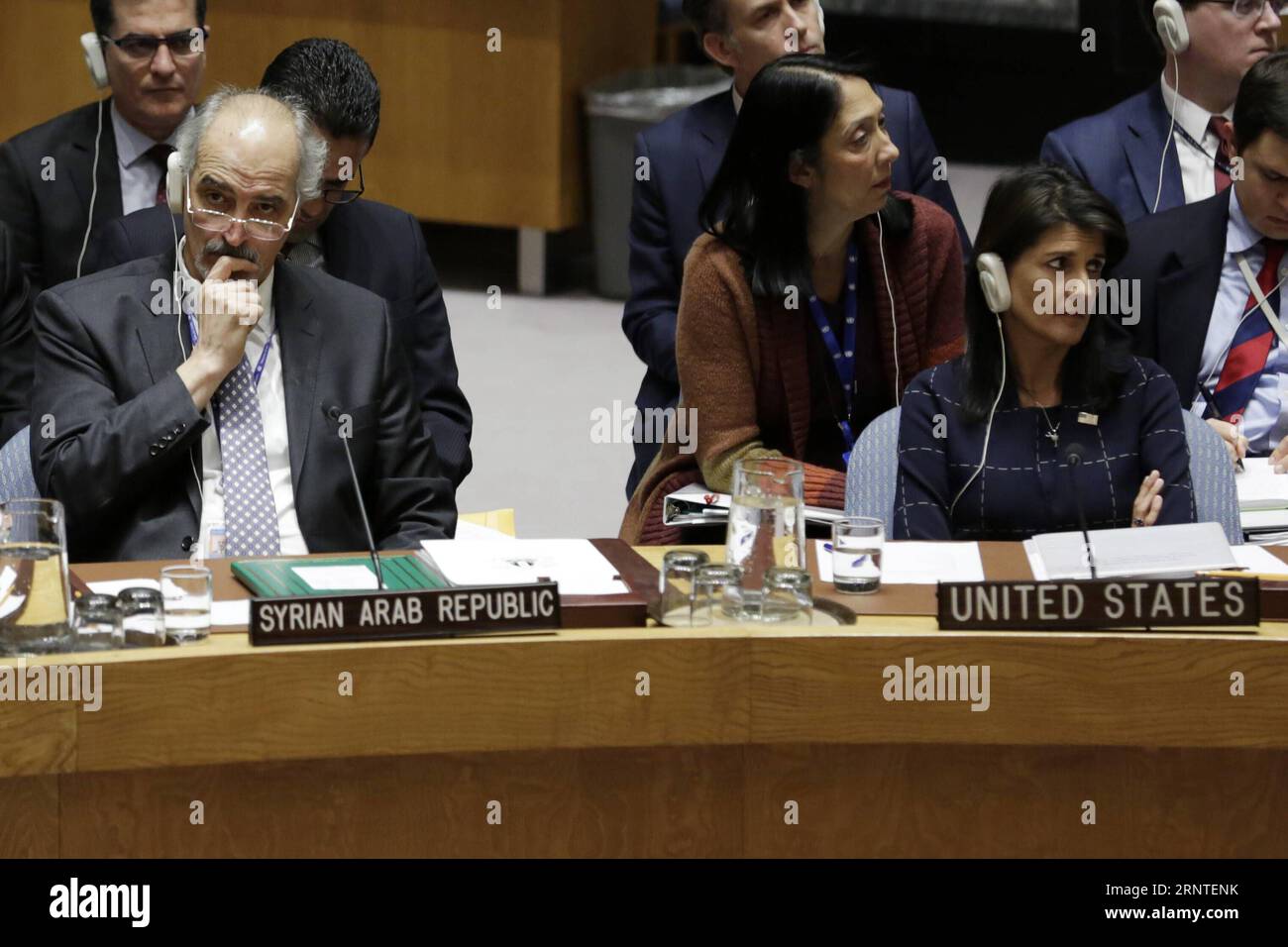 (171108) -- NATIONS UNIES, 8 novembre 2017 -- Bashar Jaafari (à gauche), ambassadeur de Syrie aux Nations Unies, et Nikki Haley (à droite), ambassadeur des États-Unis aux Nations Unies, assistent à une réunion du Conseil de sécurité des Nations Unies sur la situation au Moyen-Orient au siège de l’ONU à New York, le 7 novembre 2017. Le Conseil de sécurité a été informé mardi après-midi des conclusions d ' un dernier rapport du mécanisme d ' enquête conjoint (JIM) de l ' Organisation pour l ' interdiction des armes chimiques et de l ' Organisation des Nations Unies.) (Jmmn) un-CONSEIL DE SÉCURITÉ-SYRIE LixMuzi PUBLICATIONxNOTxINxCHN Banque D'Images