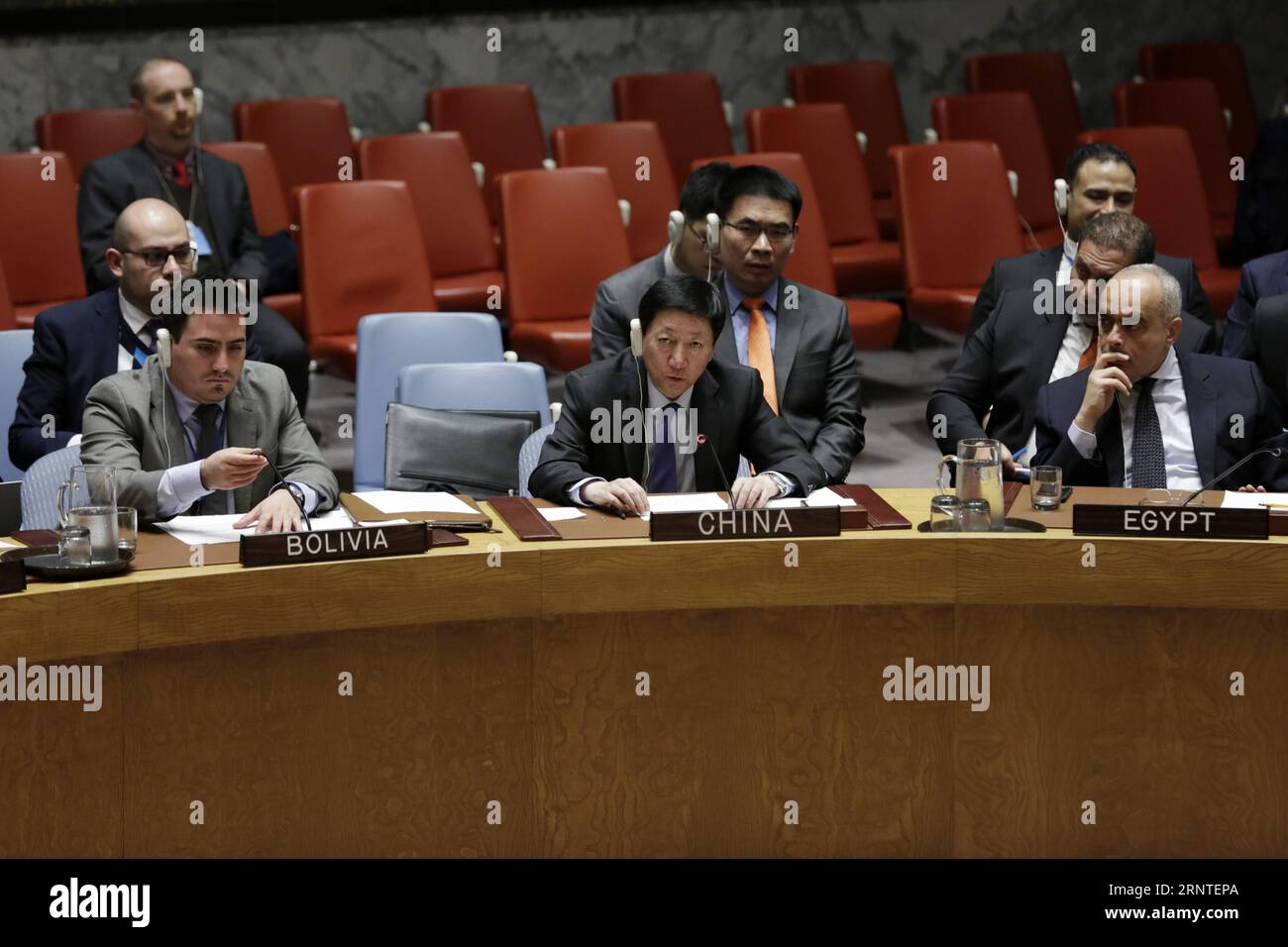 (171108) -- NATIONS UNIES, 8 novembre 2017 -- Wu Haitao (C), chargé d'affaires de la Mission chinoise auprès des Nations Unies, s'adresse à une réunion du Conseil de sécurité des Nations Unies sur la situation au Moyen-Orient au siège des Nations Unies à New York, le 7 novembre 2017. Le Conseil de sécurité a été informé mardi après-midi des conclusions d ' un dernier rapport du mécanisme d ' enquête conjoint (JIM) de l ' Organisation pour l ' interdiction des armes chimiques et de l ' Organisation des Nations Unies.) (Jmmn) un-CONSEIL DE SÉCURITÉ-SYRIE LixMuzi PUBLICATIONxNOTxINxCHN Banque D'Images