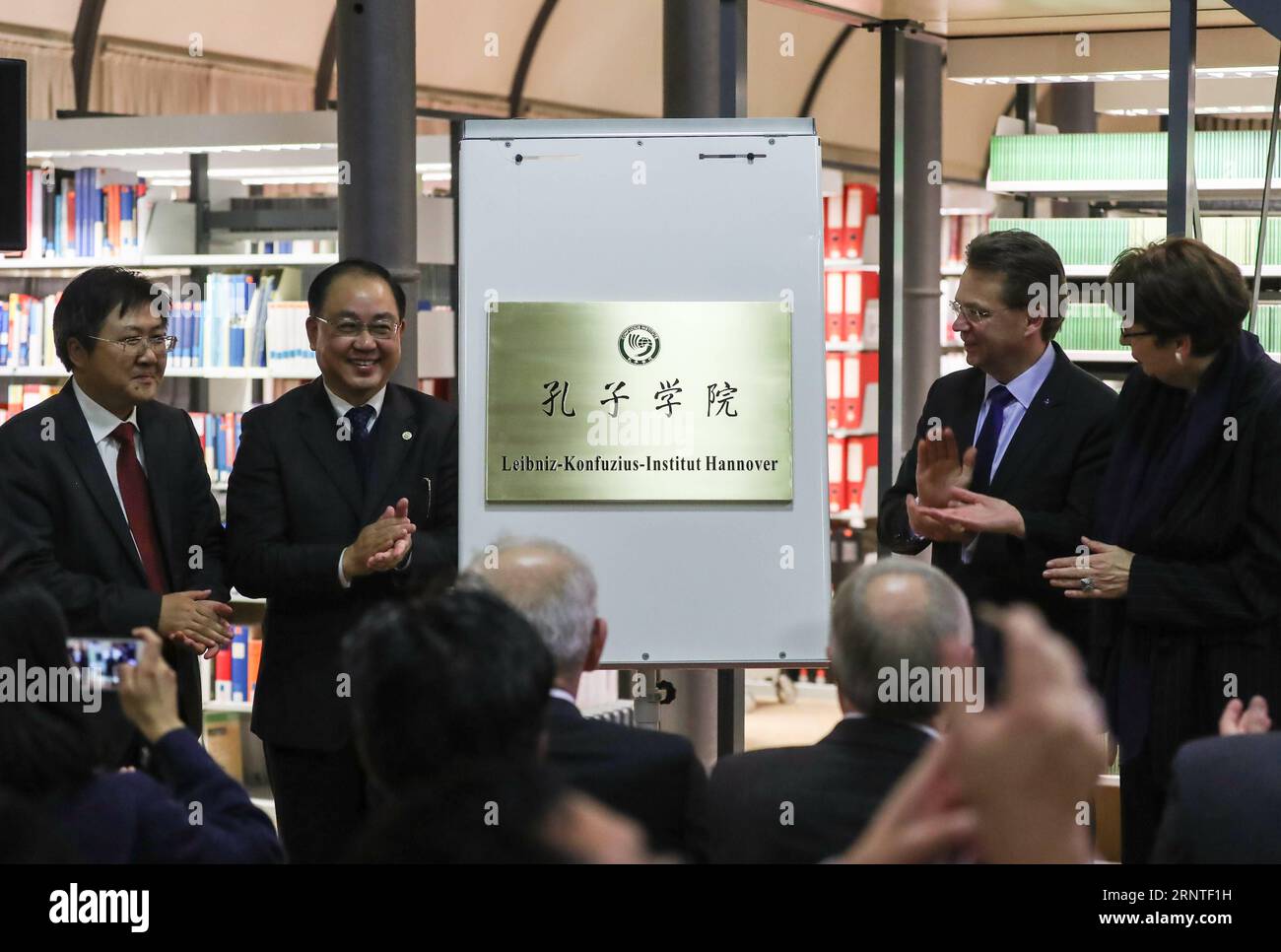 (171108) -- HANOVRE, 8 novembre 2017 -- la plaque de l'Institut Confucius est dévoilée lors de sa cérémonie d'ouverture à l'Université Leibniz de Hanovre, Allemagne, le 7 novembre 2017.) (YY) ALLEMAGNE-HANOVRE-INSTITUT CONFUCIUS-OUVERTURE ShanxYuqi PUBLICATIONxNOTxINxCHN Banque D'Images