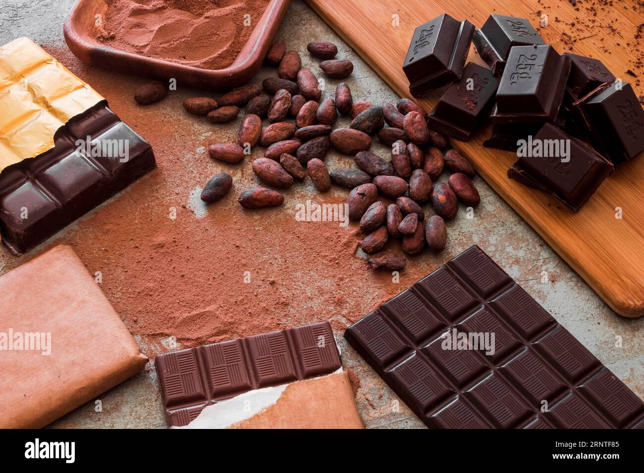 Vue aérienne barres de chocolat avec poudre de cacao fèves crues Banque D'Images