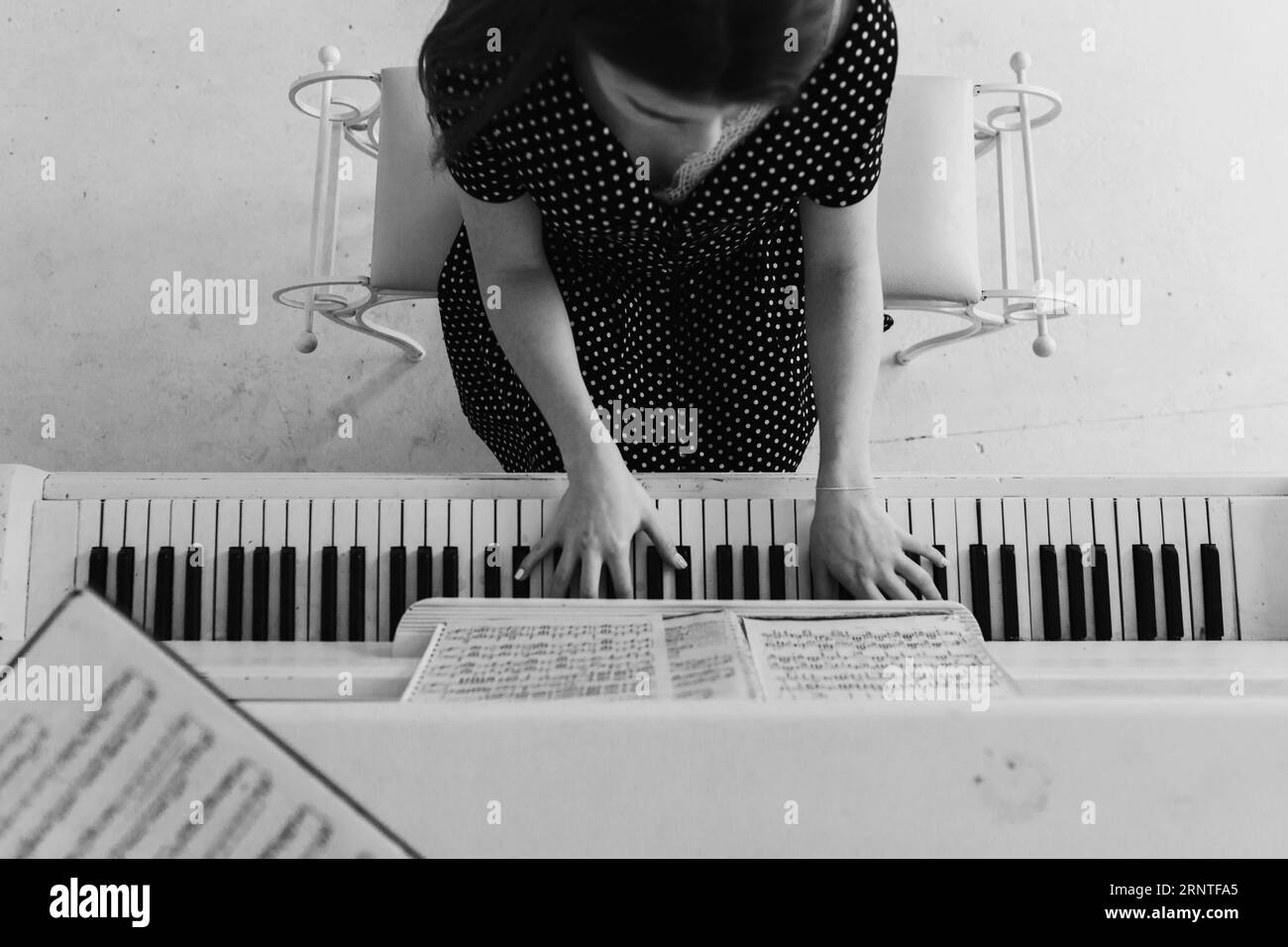 Vue aérienne jeune femme jouant du piano Banque D'Images