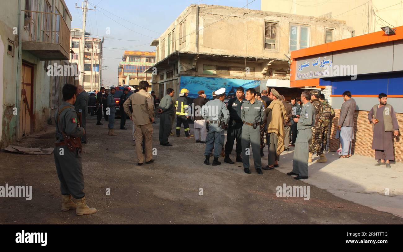 Selbstmordanschlag in Masar-e Scharif (171109) -- MAZAR-i-SHARIF, le 9 novembre 2017 -- des enquêteurs inspectent le site d'un attentat suicide à Mazar-i-Sharif, capitale de la province de Balkh, dans le nord de l'Afghanistan, le 9 novembre 2017. Un homme d'affaires éminent a été tué et deux personnes ont été blessées lorsque l'attaque a déchiré un hôtel à Mazar-i-Sharif jeudi. Yaqoub Azorda) (yy) AFGHANISTAN-BALKH-ATTAQUE SUICIDE XinhuaxKabul PUBLICATIONxNOTxINxCHN Banque D'Images