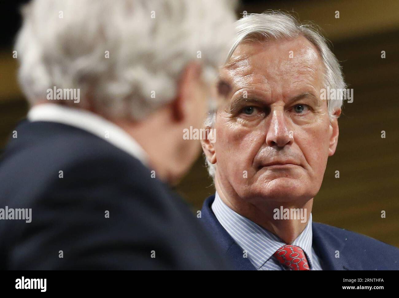 (171110) -- BRUXELLES, 10 novembre 2017 -- Michel Barnier (à droite), négociateur en chef de l Union européenne pour le Brexit, examine le secrétaire d État britannique à la sortie de l Union européenne David Davis (à gauche) lors d une conférence de presse à la fin du sixième cycle de négociations sur les pourparlers sur le Brexit à la Commission européenne à Bruxelles, Belgique, le 10 novembre 2017. )(axy) BELGIQUE-BRUXELLES-BREXIT TALKS-SIXIÈME CONFÉRENCE DE PRESSE YexPingfan PUBLICATIONxNOTxINxCHN Banque D'Images