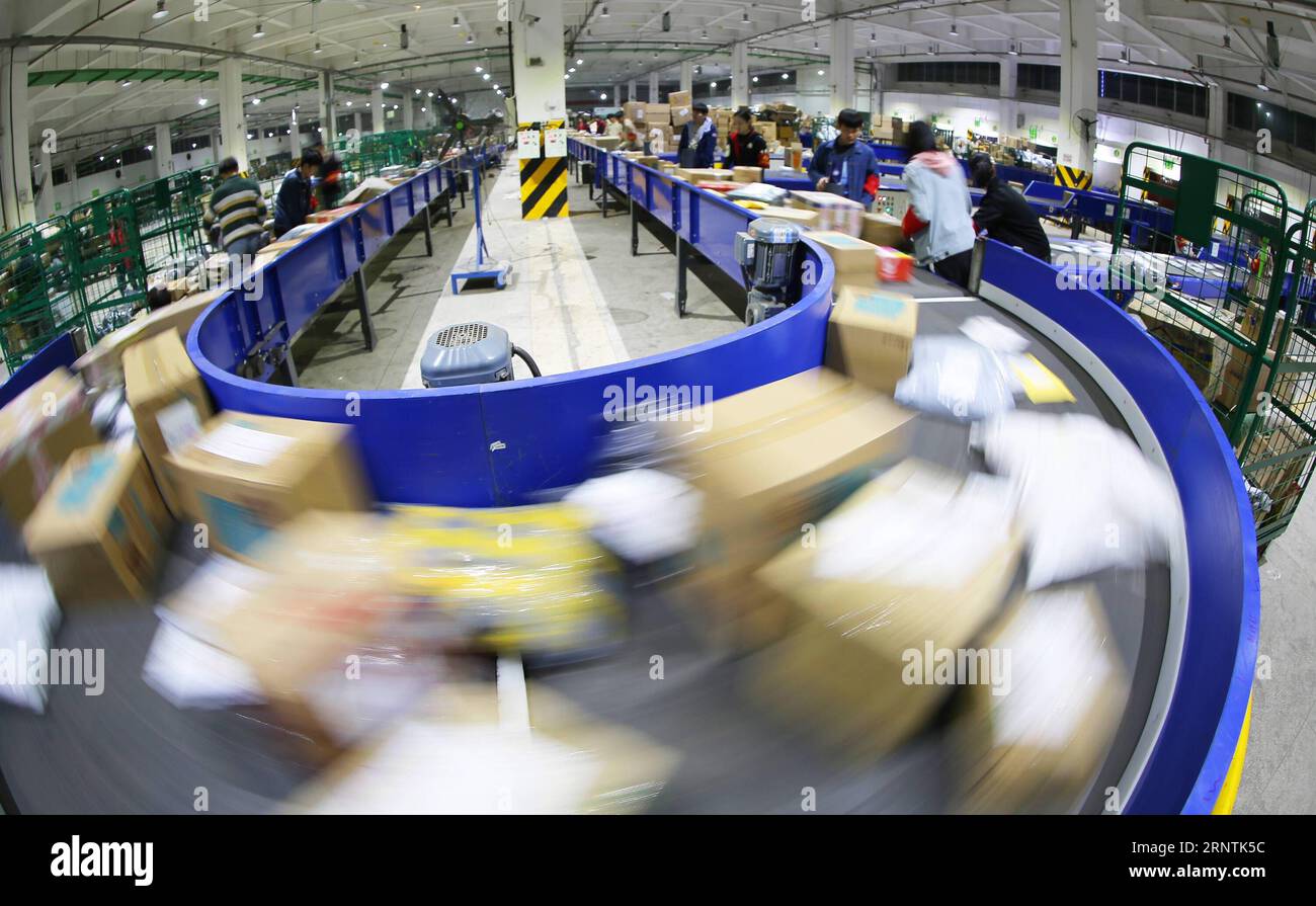 (171112) -- HENGYANG, 12 novembre 2017 -- des employés travaillent dans un centre de distribution d'Express Mail Service dans la ville de Hengyang, dans la province du Hunan au centre de la Chine, 12 novembre 2017. Les entreprises de messagerie fonctionnaient à pleine vitesse pour livrer un nombre massif de colis après Alibaba Group s 11,11 Singles Day Global shopping spree le 11 novembre. ) (wf) CHINA-11,11 SHOPPING FESTIVAL-DELIVERY (CN) CaoxZhengping PUBLICATIONxNOTxINxCHN Banque D'Images