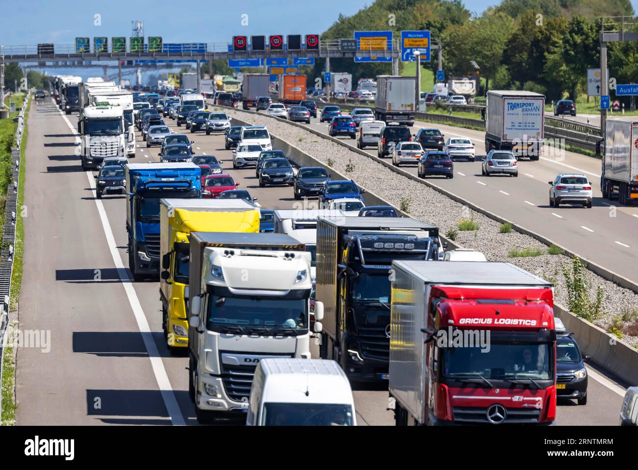 Autoroute A8 à fort trafic, Stuttgart, Baden-Wuerttemberg, Allemagne Banque D'Images