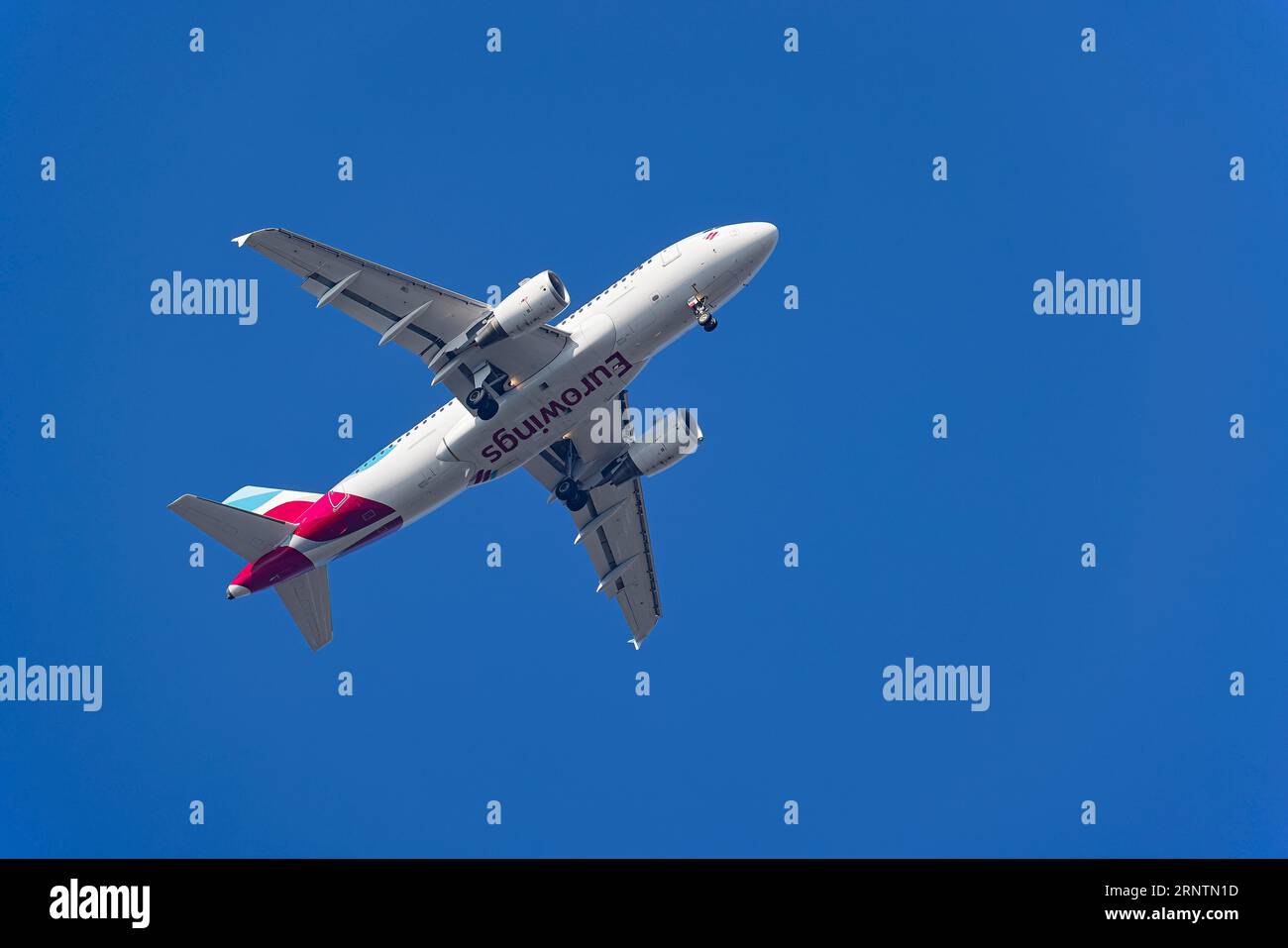 Avion de passagers de la compagnie aérienne Eurowings en vol avec train d'atterrissage étendu, Hambourg, Allemagne Banque D'Images