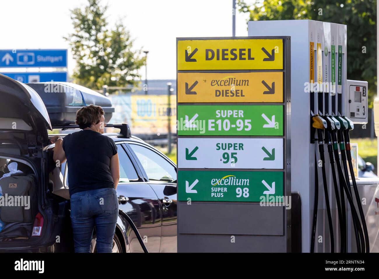 Station-service sur l'autoroute A8, pompe à essence Total Energies, Denkendorf, Baden-Wuerttemberg, Allemagne Banque D'Images