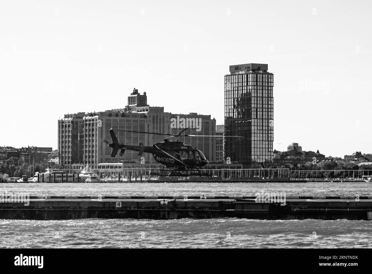 New York, New York, États-Unis. 1 septembre 2023. Hélicoptères à l'héliport de Wall Street Pier 6. L'héliport est un aéroport à fort trafic principalement utilisé pour transporter les ultra-riches et top 1% de Wall Street aux Hamptons et JFK pour éviter les embouteillages et le bruit est largement calomnié par les communautés de Chinatown et Two Bridges. (Image de crédit : © Taidgh Barron/ZUMA Press Wire) USAGE ÉDITORIAL SEULEMENT! Non destiné à UN USAGE commercial ! Banque D'Images
