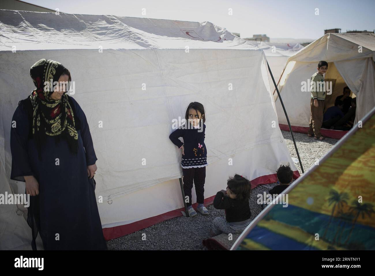 (171114) -- SARPOL-E ZAHAB, 14 novembre 2017 -- des gens se tiennent à côté de camps temporaires après un tremblement de terre à Sarpol-e Zahab, Iran, le 14 novembre 2017. Dimanche, un tremblement de terre dévastateur de magnitude 7,3 a secoué près de la zone frontalière Iran-Irak, causant la mort d'au moins 445 personnes et en blessant plus de 7 000 autres, d'autres étant encore enterrées en ruines. (zcc) IRAN-SARPOL-E ZAHAB-TREMBLEMENT DE TERRE-CAMP TEMPORAIRE AhmadxHalabisaz PUBLICATIONxNOTxINxCHN Banque D'Images