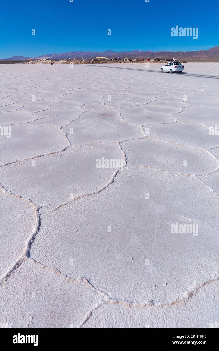 800 km carrés désert de sel Salinas grandes, bac à sel, point d'information touristique, montagnes, plaine, lithium, métal léger, matière première, chlorure de sodium, route Banque D'Images