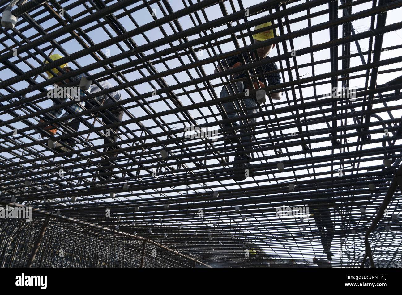 (171115) -- SHIYAN, 15 novembre 2017 -- des ouvriers travaillent sur le chantier de construction de la voie ferrée reliant Wuhan et Shiyan à Shiyan, dans la province du Hubei au centre de la Chine, le 15 novembre 2017. Avec une longueur de 399 kilomètres et une vitesse prévue de 350 kilomètres à l heure, le chemin de fer joue un rôle important dans le réseau de transport de la province reliant plusieurs villes. Sa construction a commencé en 2015 et devait être achevée en 2019. ) (Zhs) CHINA-HUBEI-RAILWAY-CONSTRUCTION (CN) DuxHuaju PUBLICATIONxNOTxINxCHN Banque D'Images