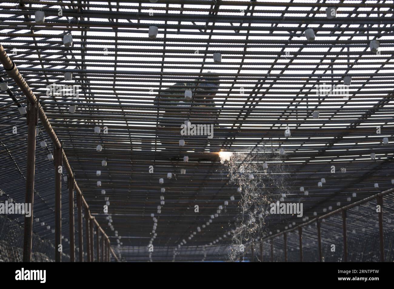 (171115) -- SHIYAN, 15 novembre 2017 -- Un ouvrier travaille sur le chantier de construction de la voie ferrée reliant Wuhan et Shiyan à Shiyan, dans la province du Hubei au centre de la Chine, le 15 novembre 2017. Avec une longueur de 399 kilomètres et une vitesse prévue de 350 kilomètres à l heure, le chemin de fer joue un rôle important dans le réseau de transport de la province reliant plusieurs villes. Sa construction a commencé en 2015 et devait être achevée en 2019. ) (Zhs) CHINA-HUBEI-RAILWAY-CONSTRUCTION (CN) DuxHuaju PUBLICATIONxNOTxINxCHN Banque D'Images