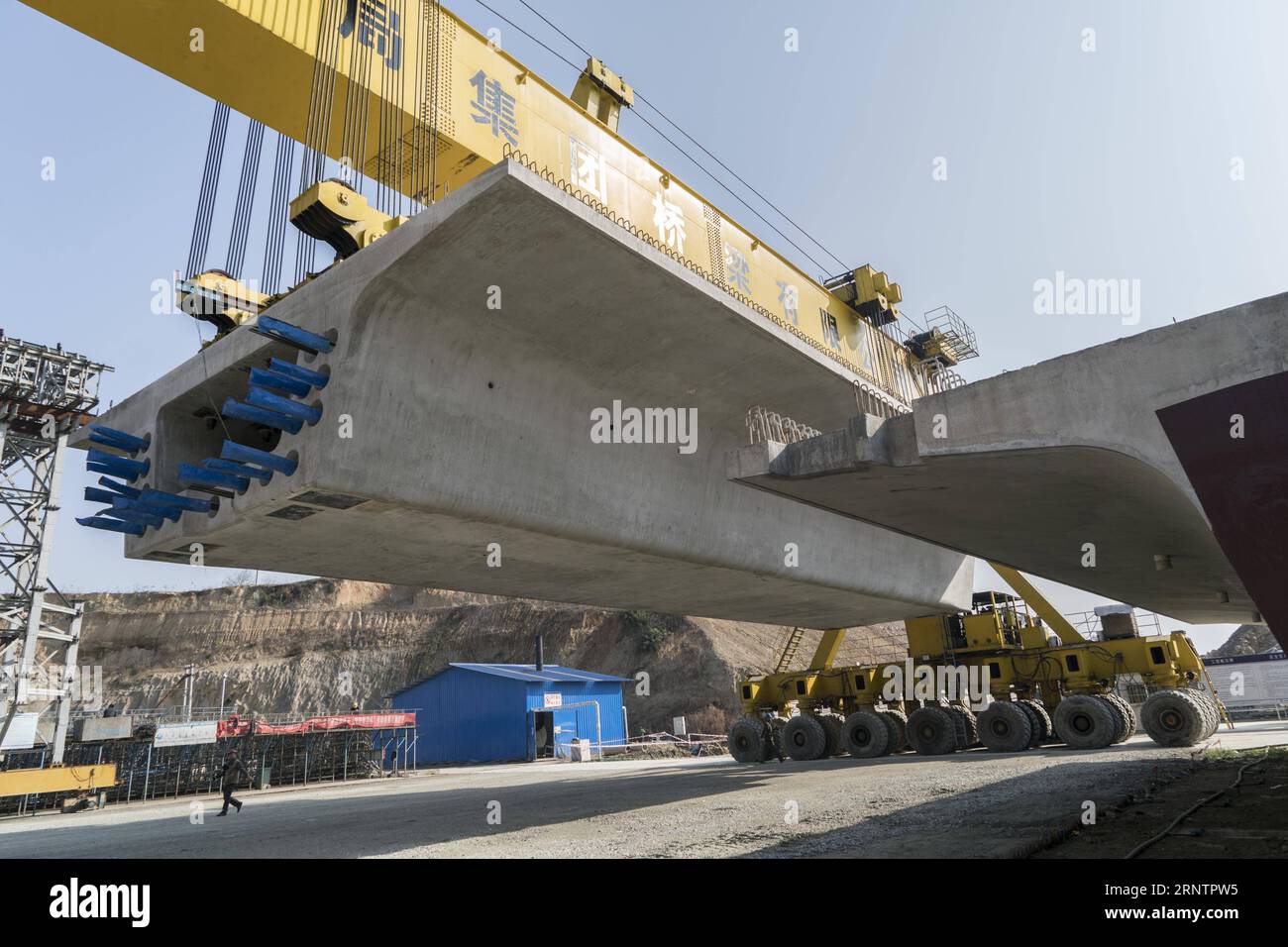 (171115) -- SHIYAN, 15 novembre 2017 -- le chantier de construction de la voie ferrée reliant Wuhan et Shiyan est vu à Shiyan, dans la province du Hubei du centre de la Chine, le 15 novembre 2017. Avec une longueur de 399 kilomètres et une vitesse prévue de 350 kilomètres à l heure, le chemin de fer joue un rôle important dans le réseau de transport de la province reliant plusieurs villes. Sa construction a commencé en 2015 et devait être achevée en 2019. ) (Zhs) CHINA-HUBEI-RAILWAY-CONSTRUCTION (CN) DuxHuaju PUBLICATIONxNOTxINxCHN Banque D'Images