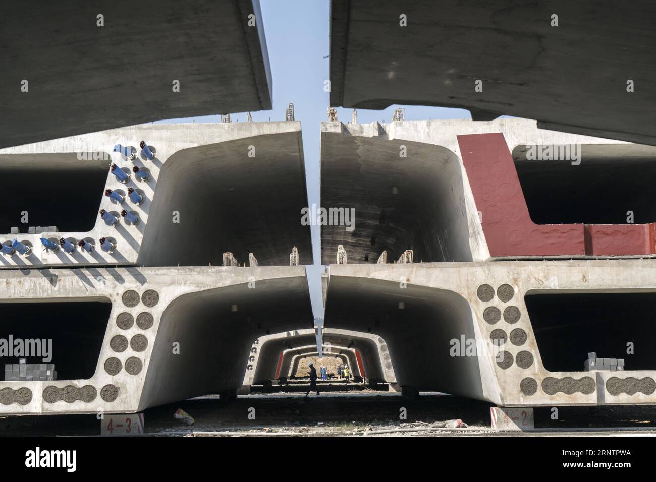 (171115) -- SHIYAN, 15 novembre 2017 -- des ouvriers travaillent sur le chantier de construction de la voie ferrée reliant Wuhan et Shiyan à Shiyan, dans la province du Hubei au centre de la Chine, le 15 novembre 2017. Avec une longueur de 399 kilomètres et une vitesse prévue de 350 kilomètres à l heure, le chemin de fer joue un rôle important dans le réseau de transport de la province reliant plusieurs villes. Sa construction a commencé en 2015 et devait être achevée en 2019. ) (Zhs) CHINA-HUBEI-RAILWAY-CONSTRUCTION (CN) DuxHuaju PUBLICATIONxNOTxINxCHN Banque D'Images