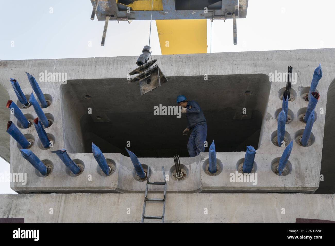 (171115) -- SHIYAN, 15 novembre 2017 -- Un ouvrier travaille sur le chantier de construction de la voie ferrée reliant Wuhan et Shiyan à Shiyan, dans la province du Hubei au centre de la Chine, le 15 novembre 2017. Avec une longueur de 399 kilomètres et une vitesse prévue de 350 kilomètres à l heure, le chemin de fer joue un rôle important dans le réseau de transport de la province reliant plusieurs villes. Sa construction a commencé en 2015 et devait être achevée en 2019. ) (Zhs) CHINA-HUBEI-RAILWAY-CONSTRUCTION (CN) DuxHuaju PUBLICATIONxNOTxINxCHN Banque D'Images