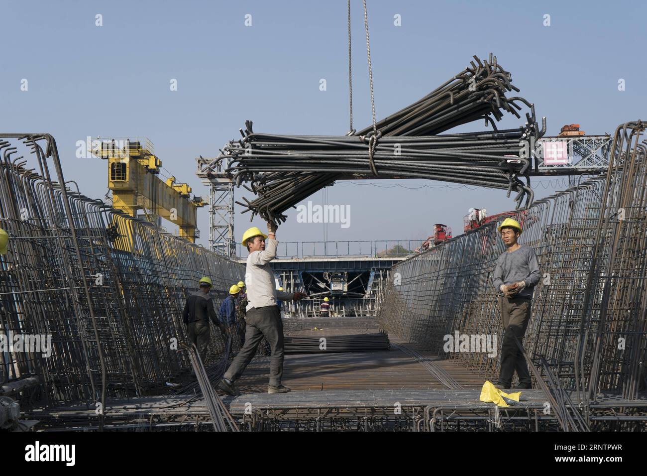 (171115) -- SHIYAN, 15 novembre 2017 -- des ouvriers travaillent sur le chantier de construction de la voie ferrée reliant Wuhan et Shiyan à Shiyan, dans la province du Hubei au centre de la Chine, le 15 novembre 2017. Avec une longueur de 399 kilomètres et une vitesse prévue de 350 kilomètres à l heure, le chemin de fer joue un rôle important dans le réseau de transport de la province reliant plusieurs villes. Sa construction a commencé en 2015 et devait être achevée en 2019. ) (Zhs) CHINA-HUBEI-RAILWAY-CONSTRUCTION (CN) DuxHuaju PUBLICATIONxNOTxINxCHN Banque D'Images