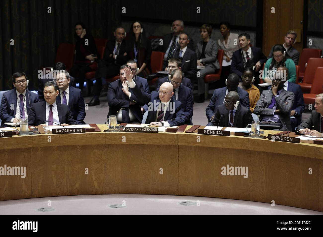 (171116) -- NATIONS UNIES, 16 novembre 2017 -- l'ambassadrice russe aux Nations Unies, Vassily Nebenzia (C, front), vote contre une résolution rédigée par les États-Unis sur la prorogation du mandat du mécanisme d'enquête sur les attaques chimiques en Syrie au siège des Nations Unies à New York, le 16 novembre 2017. Le projet de texte des États-Unis concernant le renouvellement du mandat du mécanisme d'enquête conjoint (JIM) de l'Organisation pour l'interdiction des armes chimiques et de l'ONU enquêtant sur les attaques chimiques en Syrie n'a pas été adopté par le Conseil de sécurité jeudi.) ONU-CONSEIL DE SÉCURITÉ-SYRIE-CHEMICA Banque D'Images