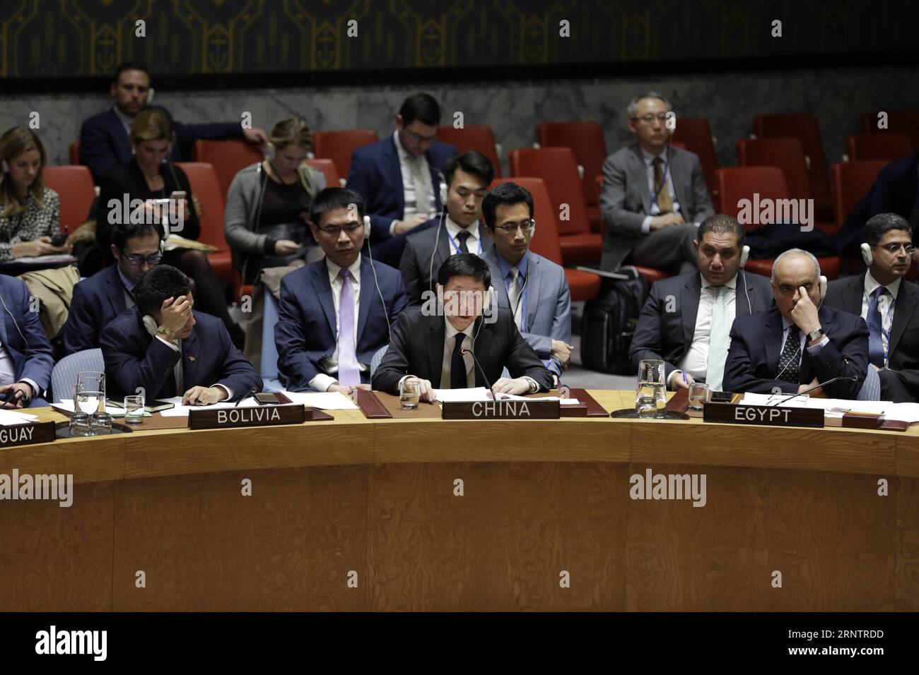 (171116) -- NATIONS UNIES, 16 novembre 2017 -- Wu Haitao (C, front), le chargé d’affaires de la mission chinoise auprès des Nations Unies, prend la parole après que le Conseil de sécurité n’ait pas adopté une résolution rédigée par les États-Unis sur l’extension du mandat du mécanisme d’enquête sur les attaques chimiques en Syrie au siège de l’ONU à New York, le 16 novembre 2017. Le projet de texte des États-Unis concernant le renouvellement du mandat du mécanisme d'enquête conjoint (JIM) de l'Organisation pour l'interdiction des armes chimiques et de l'ONU enquêtant sur les attaques chimiques en Syrie n'a pas été adopté par le Secu Banque D'Images