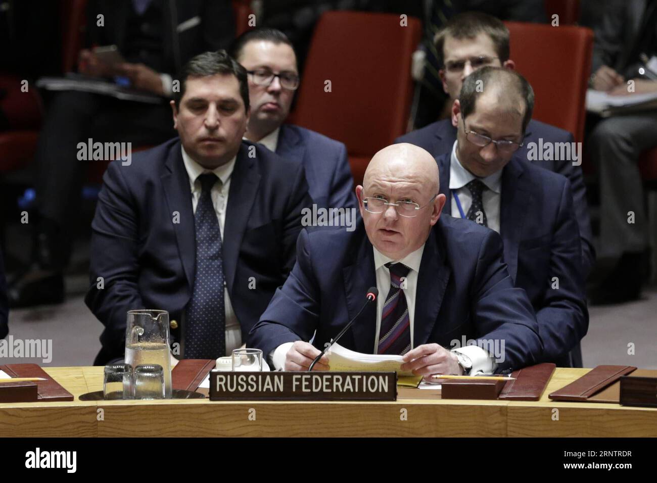 (171116) -- NATIONS UNIES, 16 novembre 2017 -- l'ambassadrice russe aux Nations Unies, Vassily Nebenzia (C, front), prend la parole après que le Conseil de sécurité n'ait pas adopté une résolution rédigée par les États-Unis sur la prorogation du mandat du mécanisme d'enquête sur les attaques chimiques en Syrie, au siège des Nations Unies à New York, le 16 novembre 2017. Le projet de texte des États-Unis concernant le renouvellement du mandat du mécanisme d’enquête conjoint (JIM) de l’Organisation pour l’interdiction des armes chimiques et de l’ONU enquêtant sur les attaques chimiques en Syrie n’a pas été adopté par le Conseil de sécurité jeudi. Banque D'Images