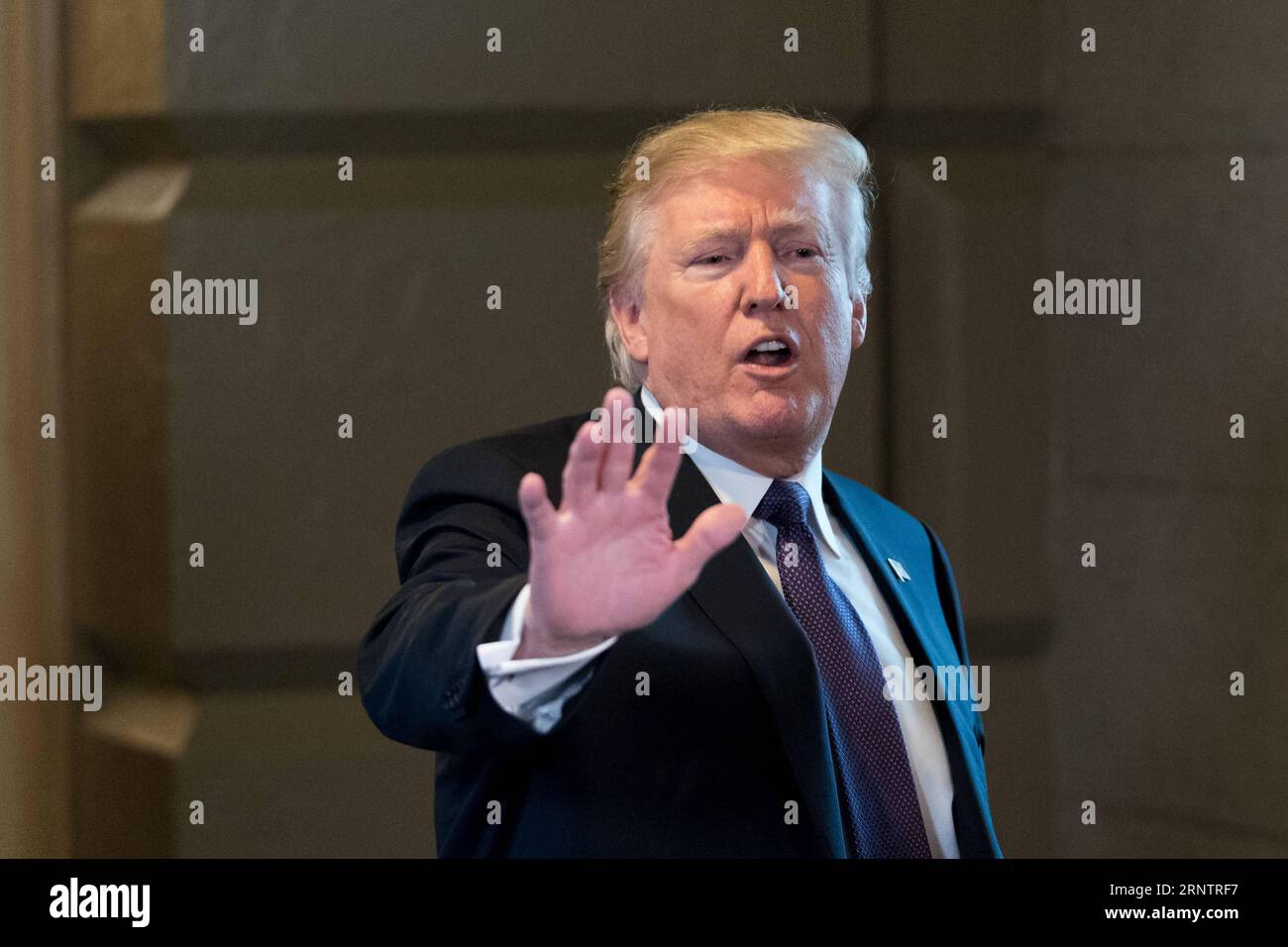 (171117) -- WASHINGTON D.C., le 17 novembre 2017 -- le président américain Donald Trump arrive au Capitole pour prononcer des remarques sur la réforme fiscale à Washington D.C., le 16 novembre 2017.) (yk) États-Unis-WASHINGTON D.C. TRUMP-RÉFORME FISCALE TingxShen PUBLICATIONxNOTxINxCHN Banque D'Images