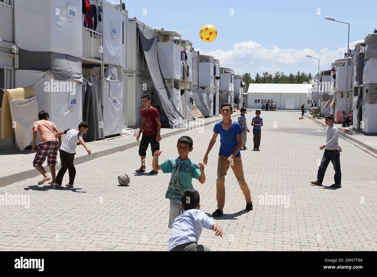 (171118) -- ANKARA, 18 novembre 2017 -- une photo prise le 22 juin 2017 montre des enfants syriens jouant au football dans un camp de réfugiés à Kahramanmaras, en Turquie. Le ministère turc des Affaires étrangères a publié le 16 novembre des chiffres selon lesquels environ 3,3 millions de réfugiés syriens, dont 976 000 000 enfants d’âge scolaire, vivent en Turquie. (djj) TURQUIE-RÉFUGIÉS SYRIENS-ENFANTS QinxYanyang PUBLICATIONxNOTxINxCHN Banque D'Images