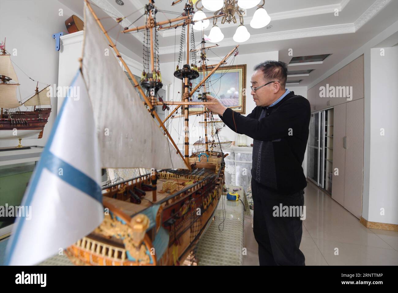 (171119) -- JILIN, 19 novembre 2017 -- Zhao Jinlong assemble une ...