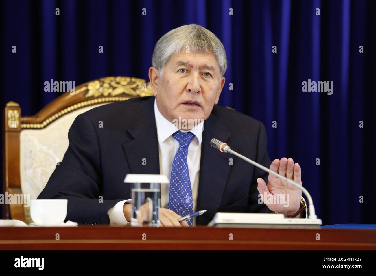 (171121) -- BICHKEK, le 21 novembre 2017 -- le président kirghize Almazbek Atambayev prend la parole lors d'une conférence de presse à Bichkek, capitale du Kirghizistan, le 20 novembre 2017. La Russie doit intervenir et aider à régler la querelle entre le Kirghizistan et le Kazakhstan, a déclaré lundi le président kirghize Almazbek Atambayev. lx) KIRGHIZISTAN-PRÉSIDENT-POLITIQUE RomanxGainanov PUBLICATIONxNOTxINxCHN Banque D'Images