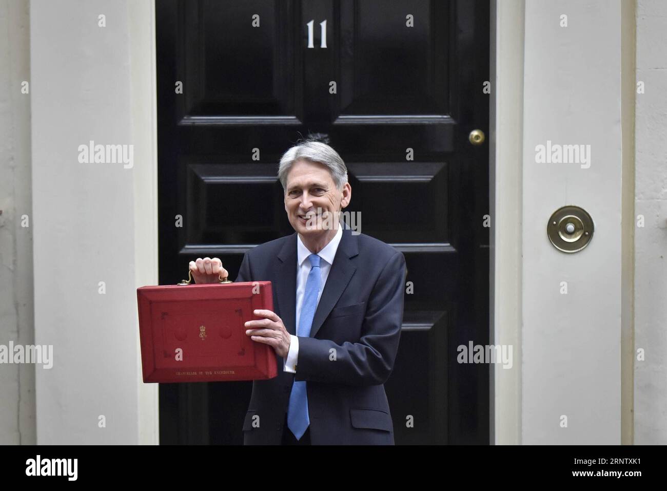 (171122) -- LONDRES, 22 novembre 2017 -- le chancelier de l'Échiquier britannique Philip Hammond tient la boîte budgétaire alors qu'il quitte le 11 Downing Street pour remettre son budget au Parlement à Londres, en Grande-Bretagne, le 22 novembre 2017. Hammond a dévoilé mercredi le budget principal pour l'année à venir dans un contexte d'incertitude liée au Brexit et de croissance économique modérée. BRITAIN-LONDON-EXCHEQUER-CHANCELLOR-BUDGET-DÉVOILEMENT STEPHENXCHUNG PUBLICATIONXNOTXINXCHN Banque D'Images