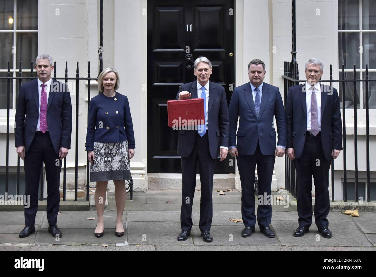 (171122) -- LONDRES, le 22 novembre 2017 -- le chancelier de l'Échiquier britannique Philip Hammond (C), accompagné de membres du personnel, pose pour des photos avant de quitter le 11 Downing Street pour remettre le budget au Parlement à Londres, en Grande-Bretagne, le 22 novembre 2017. Hammond a dévoilé mercredi le budget principal pour l'année à venir dans un contexte d'incertitude liée au Brexit et de croissance économique modérée. BRITAIN-LONDON-EXCHEQUER-CHANCELLOR-BUDGET-DÉVOILEMENT STEPHENXCHUNG PUBLICATIONXNOTXINXCHN Banque D'Images