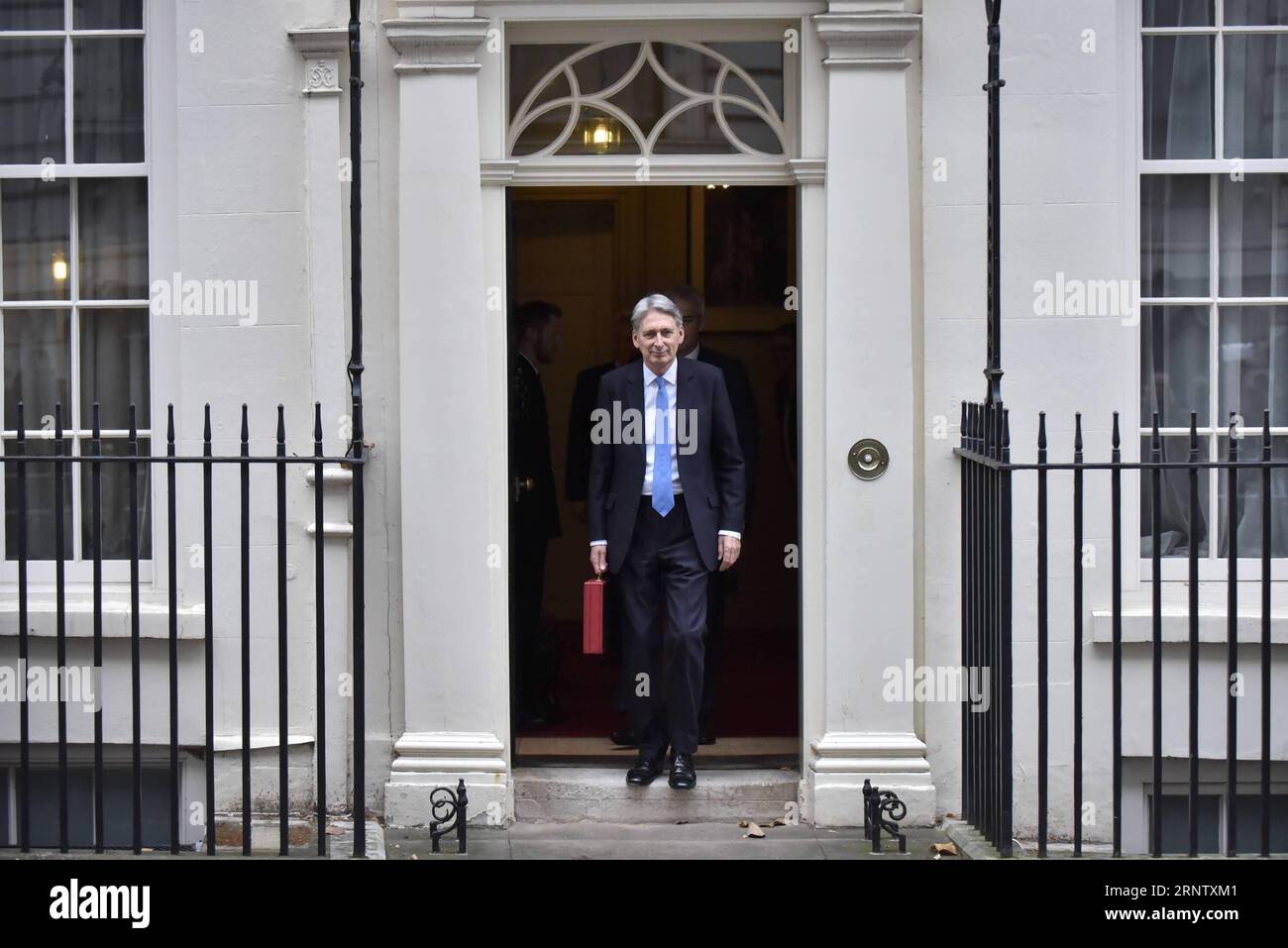 (171122) -- LONDRES, le 22 novembre 2017 -- le chancelier de l'Échiquier britannique Philip Hammond quitte le 11 Downing Street pour remettre son budget au Parlement à Londres, en Grande-Bretagne, le 22 novembre 2017. Hammond a dévoilé mercredi le budget principal pour l'année à venir dans un contexte d'incertitude liée au Brexit et de croissance économique modérée. BRITAIN-LONDON-EXCHEQUER-CHANCELLOR-BUDGET-DÉVOILEMENT STEPHENXCHUNG PUBLICATIONXNOTXINXCHN Banque D'Images