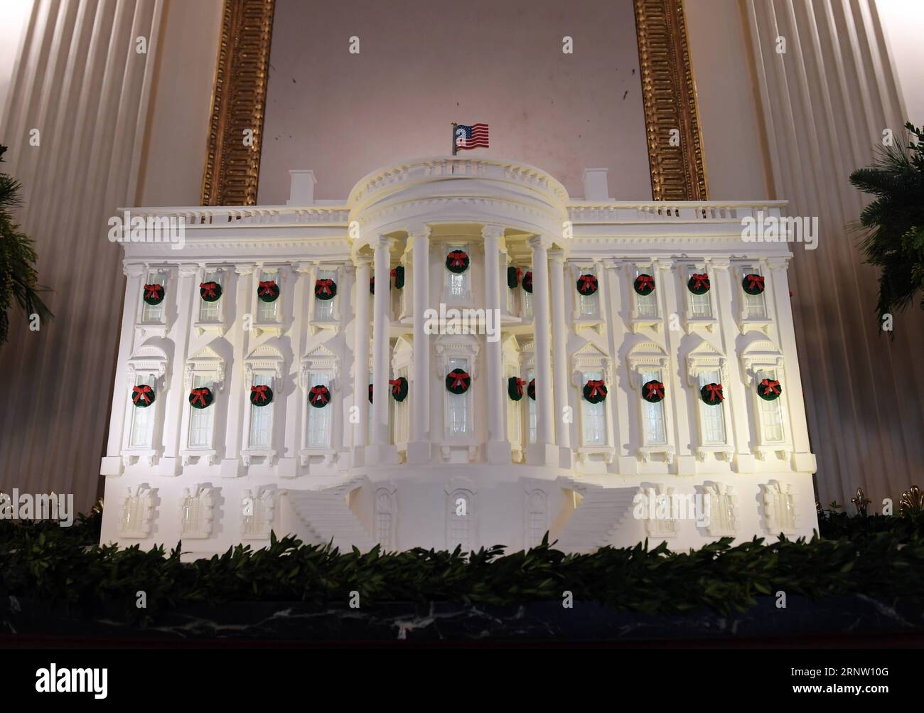 (171127) -- WASHINGTON, 27 novembre 2017 -- Une Maison Blanche en pain d'épice est vue dans la salle à manger de l'État lors d'un aperçu médiatique des décorations de Noël 2017 à la Maison Blanche à Washington D.C., aux États-Unis, le 27 novembre 2017. Quelque 150 volontaires de 29 États ont passé plus de 1 600 heures à terminer les décorations, dont 53 arbres de Noël et plus de 12 000 ornements. On s'attend à ce que 25 000 visiteurs visitent la Maison Blanche pour les vacances de Noël. ) ÉTATS-UNIS-WASHINGTON D.C. MAISON BLANCHE-DÉCORATION DE VACANCES YINXBOGU PUBLICATIONXNOTXINXCHN Banque D'Images
