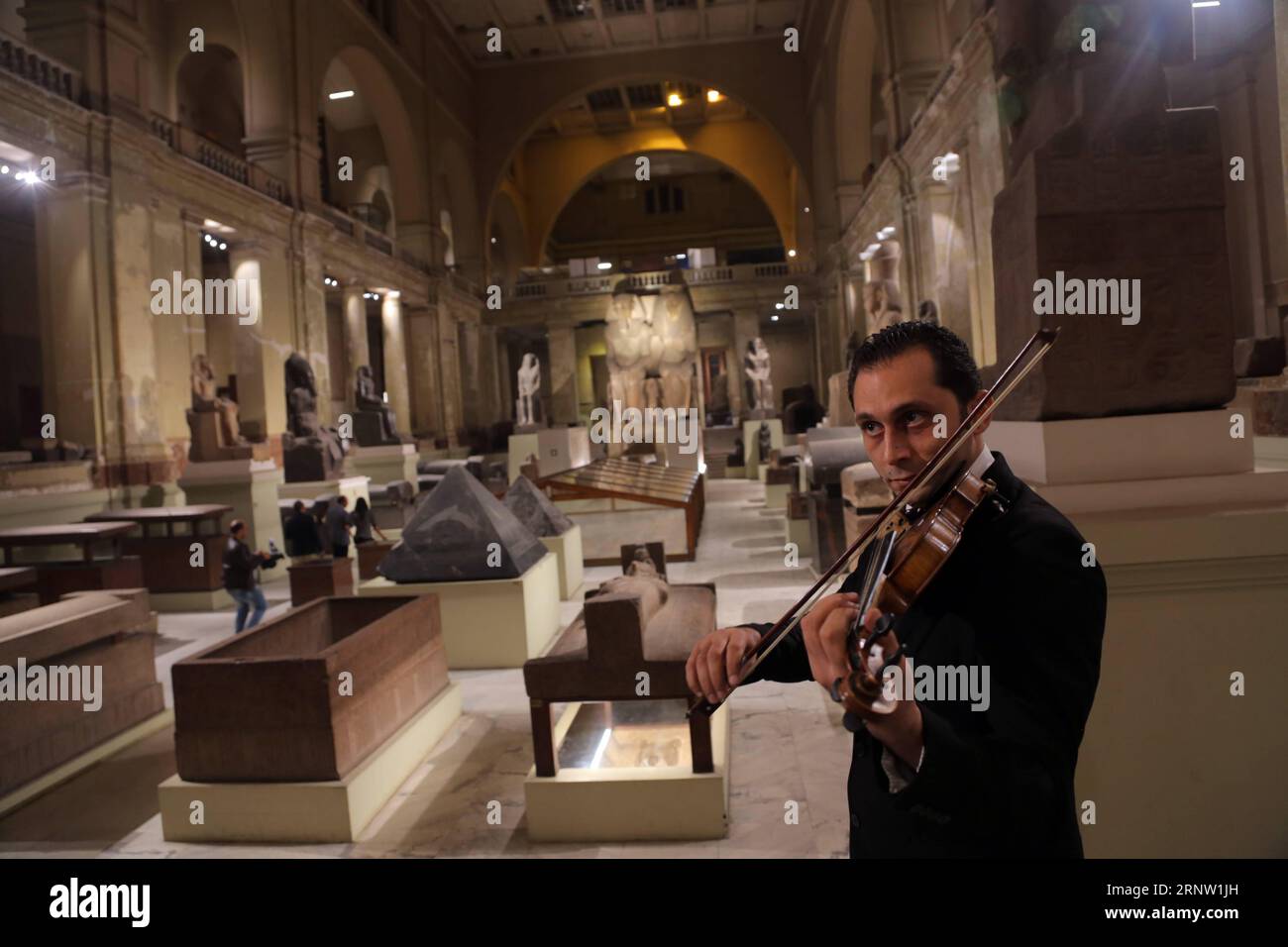 (171128) -- LE CAIRE, 28 novembre 2017 -- Un musicien joue du violon lors de la célébration du 115e anniversaire de la création du Musée égyptien au Caire, en Égypte, le 28 novembre 2017. L'Egypte a célébré mardi le 115e anniversaire de la création du Musée égyptien situé dans le centre-ville du Caire, présentant la plus grande collection de chefs-d'œuvre des artefacts anciens du pays. ÉGYPTE-LE CAIRE-MUSÉE ÉGYPTIEN-LE 115E ANNIVERSAIRE AHMEDXGOMAA PUBLICATIONXNOTXINXCHN Banque D'Images