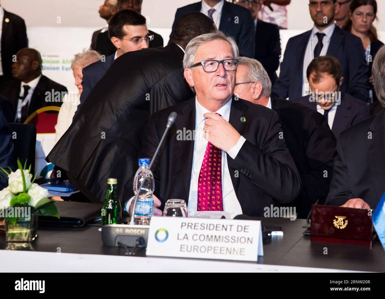 (171129) -- ABIDJAN, le 29 novembre 2017 -- le président de la Commission européenne, Jean-Claude Juncker (devant), assiste à la cérémonie d'ouverture du 5e sommet Union africaine-Union européenne à Abidjan, Côte d'Ivoire, le 29 novembre 2017. Le 5e Sommet Union africaine-Union européenne a débuté mercredi à Abidjan, capitale économique de la Côte d'Ivoire, avec pour thème investir dans la jeunesse pour un avenir durable. COTE?D IVOIRE-ABIDJAN-AU-EU-SUMMIT-OPENING LYUXSHUAI PUBLICATIONXNOTXINXCHN Banque D'Images