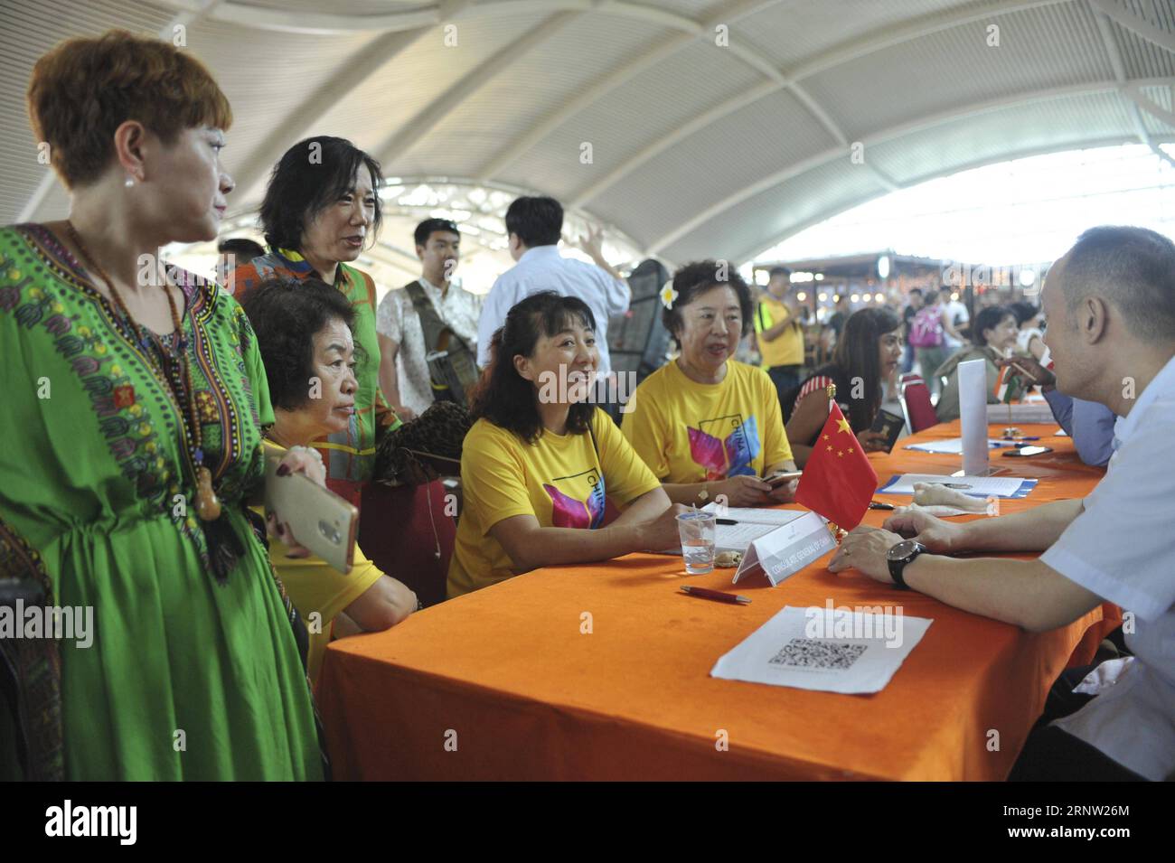 (171130) -- BALI, 30 novembre 2017 -- les touristes chinois obtiennent des informations du Consulat général de Chine à l'aéroport Ngurah Rai de Denpasar, Bali, Indonésie, novembre 30. Mercredi soir, deux grandes compagnies aériennes chinoises appartenant à l’État ont envoyé des vols pour aller chercher plus de 2017 2 700 touristes chinois bloqués à Bali (Indonésie) après une éruption volcanique. )(gj) INDONÉSIE-BALI-CHINESE TOURIST-AIRPORT Zulkarnain PUBLICATIONxNOTxINxCHN Banque D'Images