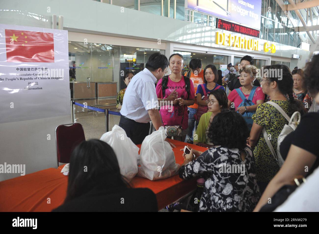 (171130) -- BALI, 30 novembre 2017 -- les touristes chinois obtiennent des informations du Consulat général de Chine à l'aéroport Ngurah Rai de Denpasar, Bali, Indonésie, novembre 30. Mercredi soir, deux grandes compagnies aériennes chinoises appartenant à l’État ont envoyé des vols pour aller chercher plus de 2017 2 700 touristes chinois bloqués à Bali (Indonésie) après une éruption volcanique. )(gj) INDONÉSIE-BALI-CHINESE TOURIST-AIRPORT Zulkarnain PUBLICATIONxNOTxINxCHN Banque D'Images