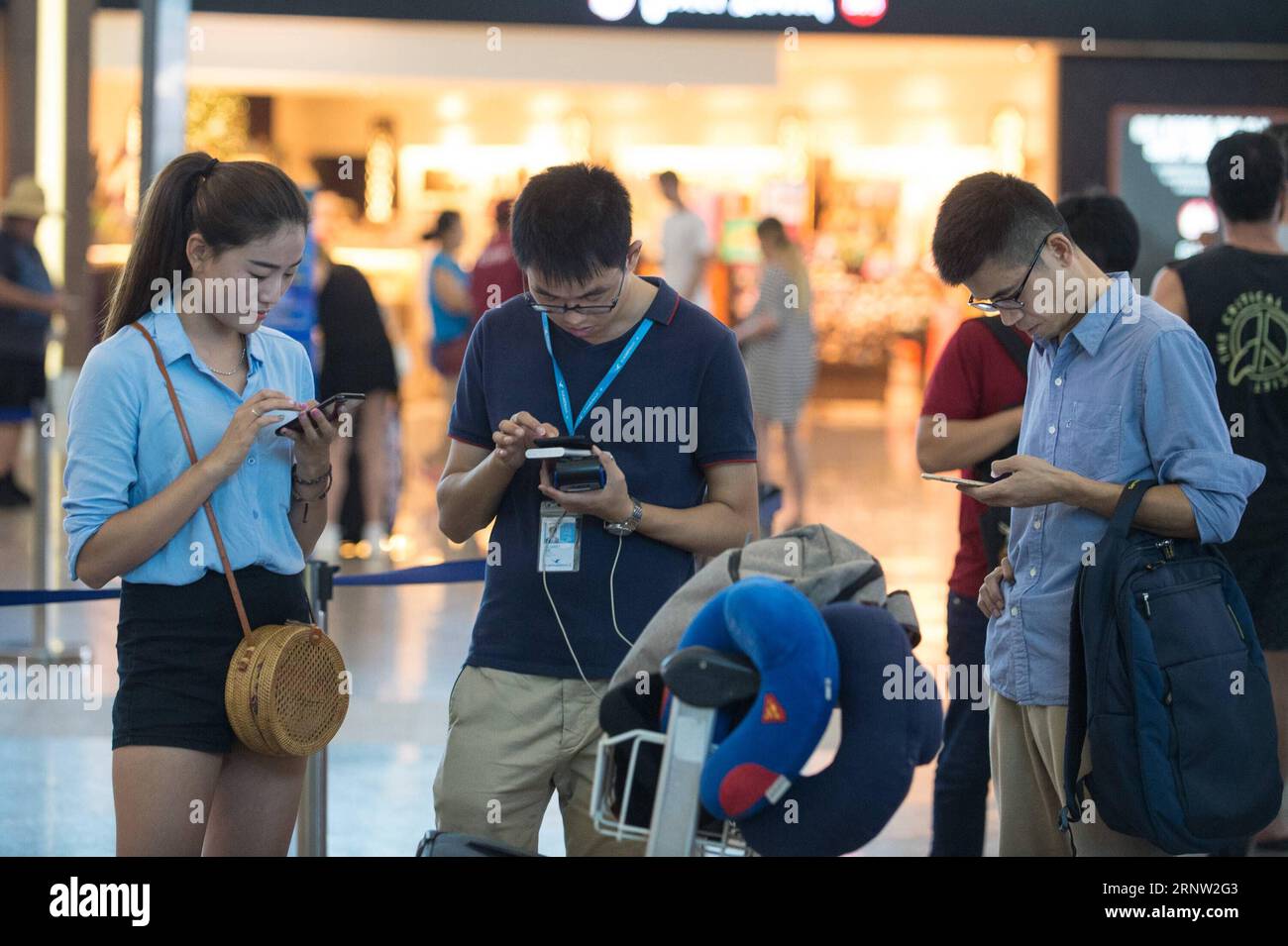 (171130) -- BALI, 30 novembre 2017 -- des touristes chinois attendent des informations à l'aéroport international Ngurah Rai de Bali, Indonésie, le 30 novembre 2017. Le ministère indonésien des Transports a fermé jeudi à nouveau l'aéroport international de Lombok, dans la province de Nusa Tenggara Ouest, en raison de l'impact des cendres volcaniques du volcan du Mont Agung sur l'île voisine de Bali, a déclaré un haut fonctionnaire du gouvernement. (zf) INDONÉSIE-BALI-ÉRUPTION VOLCANIQUE-CHINE-TOURISTES DuxYu PUBLICATIONxNOTxINxCHN Banque D'Images