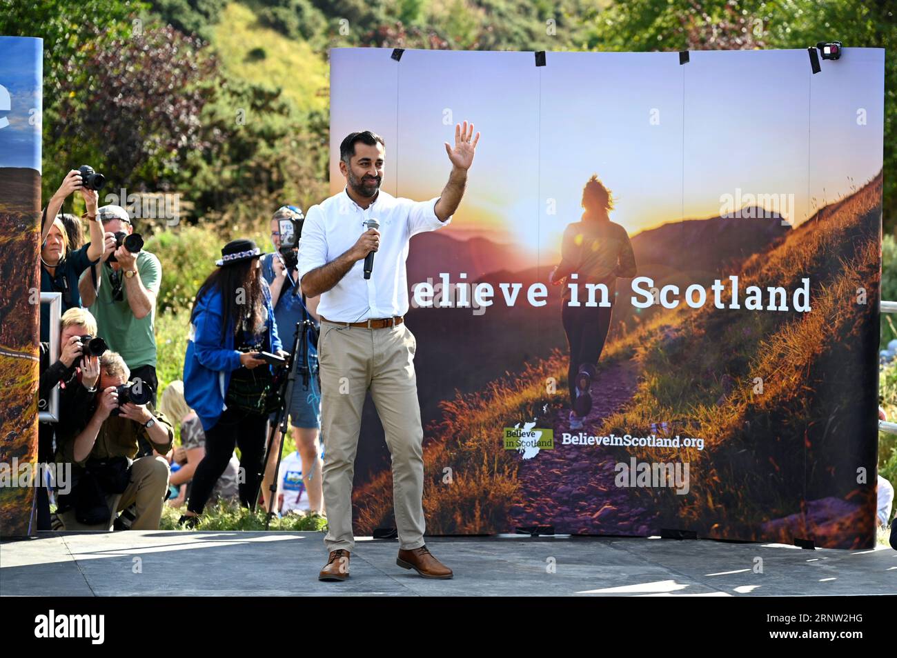 Édimbourg, Écosse, Royaume-Uni. 2 septembre 2023. Marche et rassemblement pour une Écosse indépendante dans l'UE, une marche sur le Royal Mile jusqu'au Parlement écossais à Holyrood, suivie d'un rassemblement avec des orateurs invités. Humza Yousaf, Premier ministre d'Écosse, s'adressant à la foule. Crédit : Craig Brown/Alamy Live News Banque D'Images