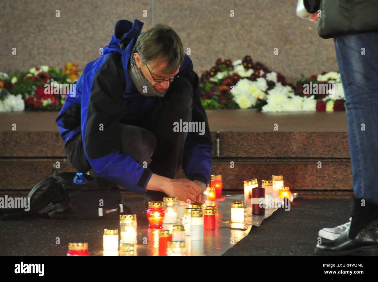 (171130) -- RIGA, 30 novembre 2017 -- Un homme allume une bougie devant le monument de la liberté lors d'un événement commémoratif à Riga, capitale de la Lettonie, le 30 novembre 2017. Un certain nombre d'événements ont eu lieu jeudi pour commémorer la pire tragédie de l'Holocauste en Lettonie - le meurtre de 25 000 Juifs en seulement deux jours au cours de l'hiver 1941 dans une forêt à l'extérieur de Riga. ) LETTONIE-RIGA-HOLOCAUSTE-COMMÉMORATION Janis PUBLICATIONxNOTxINxCHN Banque D'Images