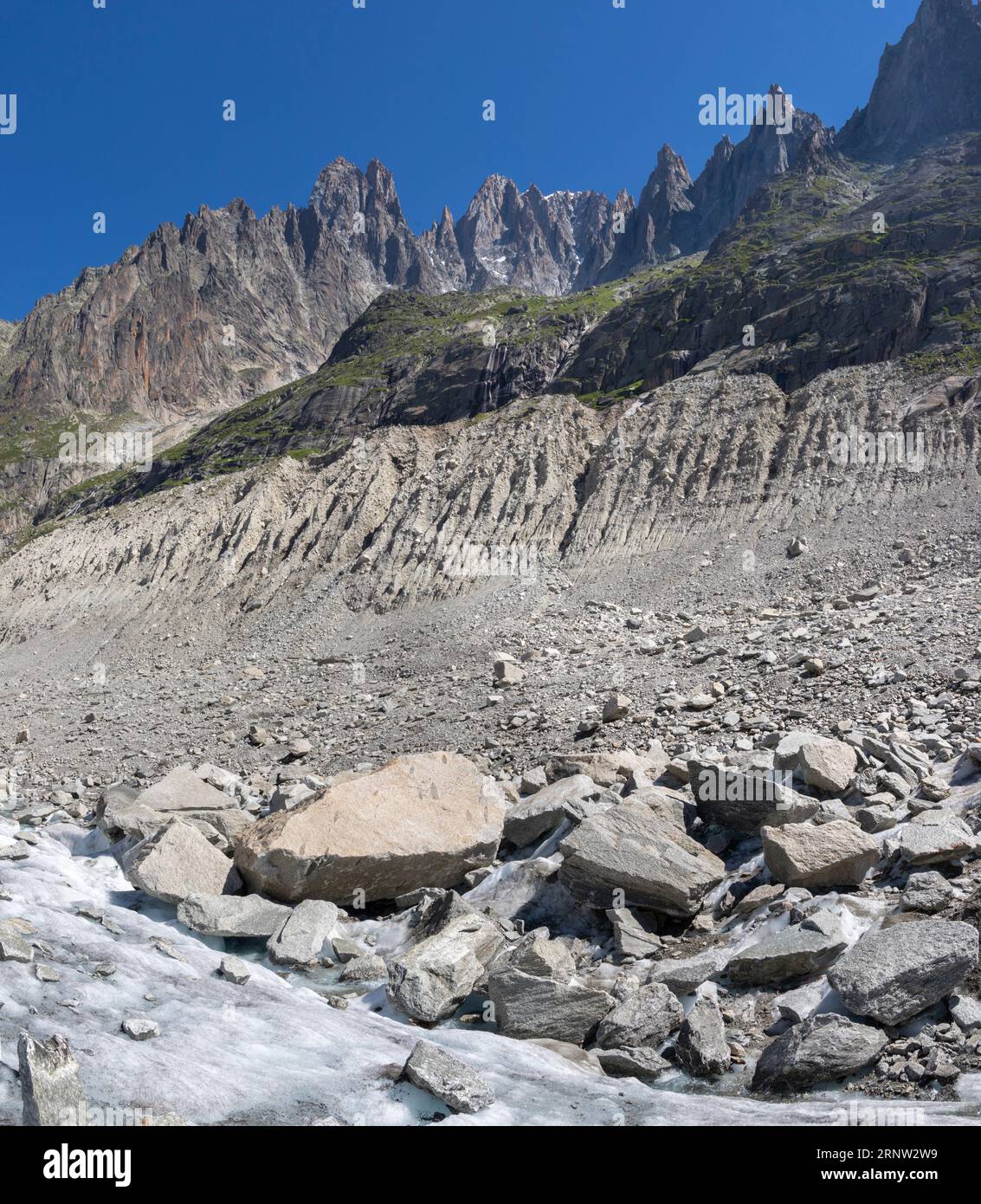 Chamonix - les tours du massif de l'aiguille du verte et la moraine du glacier de la Mer de glace. Banque D'Images