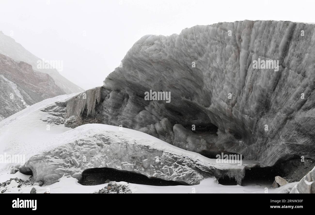 (171201) -- SUBEI, 1 décembre 2017 -- la photo prise le 30 novembre 2017 montre le glacier Laohugou n° 12 sur les montagnes Qilian dans la province du Gansu du nord-ouest de la Chine. Toutes les installations touristiques du glacier de Laohugou n°12 ont été totalement supprimées fin octobre pour préserver le glacier qui a coulé de plus de 400 mètres au cours des 60 dernières années) (wf) CHINE-GANSU-QILIAN MONTAGNES-GLACIER-PROTECTION ChenxBin PUBLICATIONxNOTxINxCHN Banque D'Images