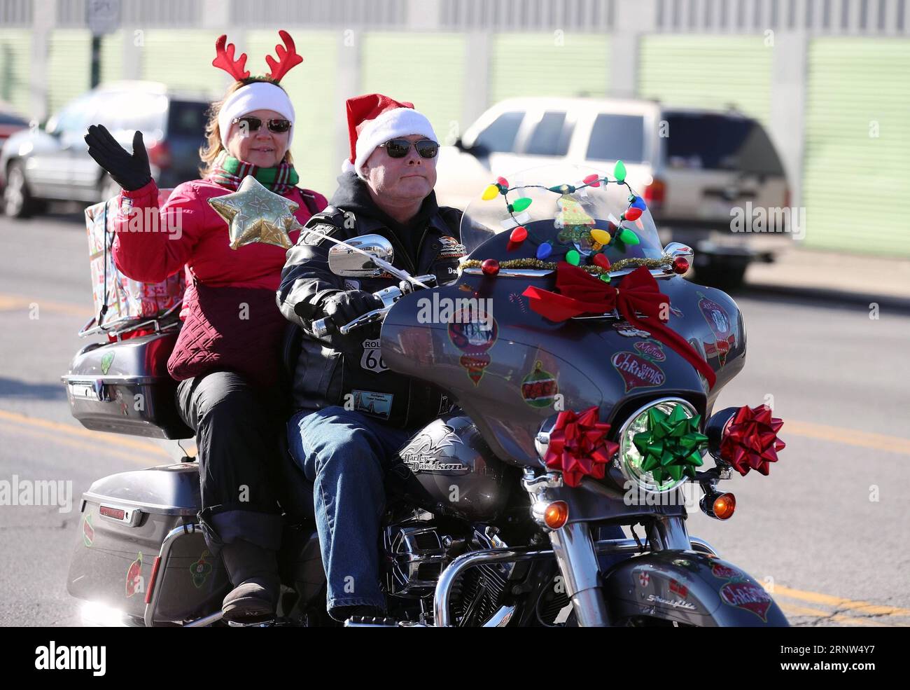 (171203) -- CHICAGO, le 3 décembre 2017 -- Un motocycliste traverse la ville avec de nouveaux jouets pour don à Chicago, aux États-Unis, le 3 décembre 2017. Les motocyclistes prennent part à la parade de motos Chicagoland Toys for Tots 2017 dimanche.) U.S.-CHICAGO-MOTO PARADE-JOUETS POUR TOTS WANGXPING PUBLICATIONXNOTXINXCHN Banque D'Images