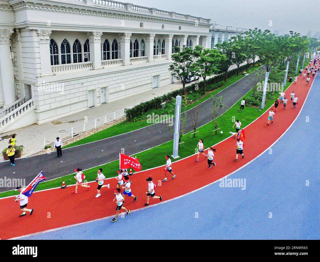 (171204) -- PÉKIN, 4 décembre 2017 -- des personnes participent à une activité de remise en forme sur un chemin le long de la rivière Huangpu à Shanghai, dans l'est de la Chine, le 1 juillet 2017. Différentes parties de l'espace public le long de la rivière Huangpu, qui couvre au total 45 kilomètres, devraient être connectées d'ici la fin de cette année. Le 19e Congrès national du Parti communiste de Chine, qui s'est tenu en octobre 2017 à Pékin, capitale de la Chine, a inauguré une nouvelle ère du socialisme aux caractéristiques chinoises. (Ry) CHINE-SYSTÈME SOCIALISTE-NOUVELLE ère (CN) CaixYaofang PUBLICATIONxNOTxINxCHN Banque D'Images