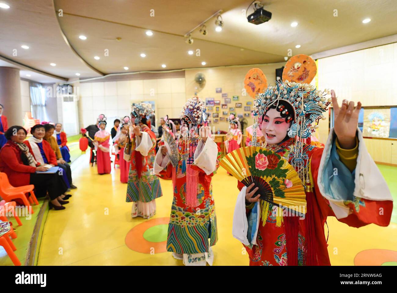 (171205) -- LIUZHOU, 5 décembre 2017 -- Li Fusong (2e L), 79 ans, enseignante à la retraite, regarde la représentation des enfants de l'Opéra de Pékin au centre pour enfants de la ville de Liuzhou, dans la région autonome de Guangxi Zhuang, dans le sud de la Chine, le 3 décembre 2017. Li aime l'Opéra de Pékin depuis son enfance, mais elle n'a pas eu la chance d'apprendre l'opéra jusqu'à sa retraite en 1994. Au cours de son auto-apprentissage dans les dix années suivantes, elle a constaté que la plupart des fans d'opéra étaient juste des personnes d'âge moyen et âgées. Elle a alors pris la résolution de transmettre l’art traditionnel aux jeunes avec ses propres efforts. Li a ouvert le Banque D'Images