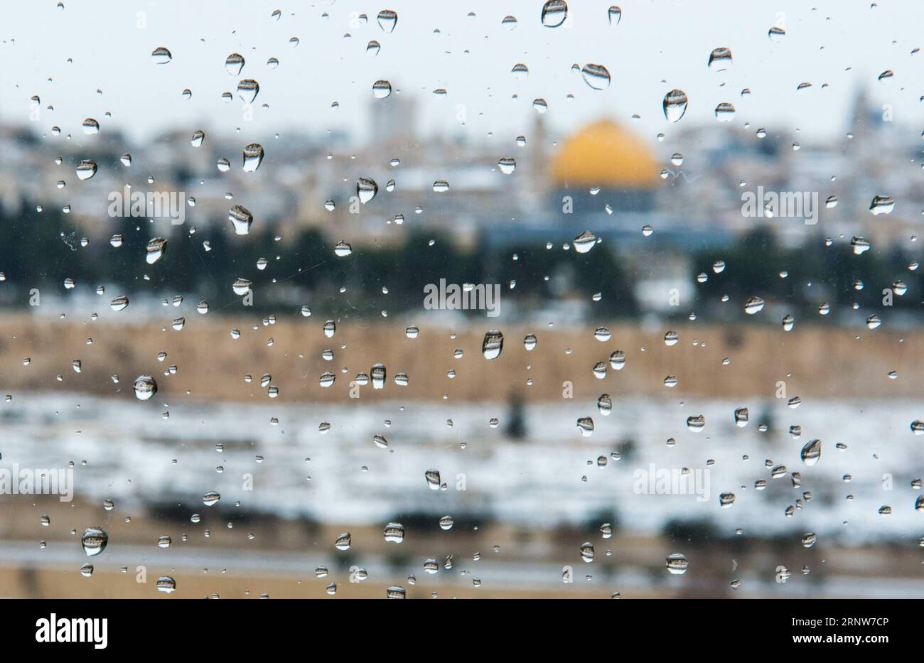 (171206) -- NEW YORK, 6 décembre 2017 -- une photo prise le 14 décembre 2013 montre des gouttes d'eau sur une fenêtre de Dominus Flevit sur le mont des oliviers à Jérusalem. Le président américain Donald Trump a annoncé le 6 décembre 2017 qu'il reconnaissait Jérusalem comme la capitale d'Israël, et a chargé le Département d'État de commencer le processus de déplacement de l'ambassade américaine de tel Aviv à Jérusalem. FILE-JERUSALEM-U.S.-PRESIDENT-TRUMP-ISRAEL-CAPITAL-RECONNAISING LIXRUI PUBLICATIONXNOTXINXCHN Banque D'Images