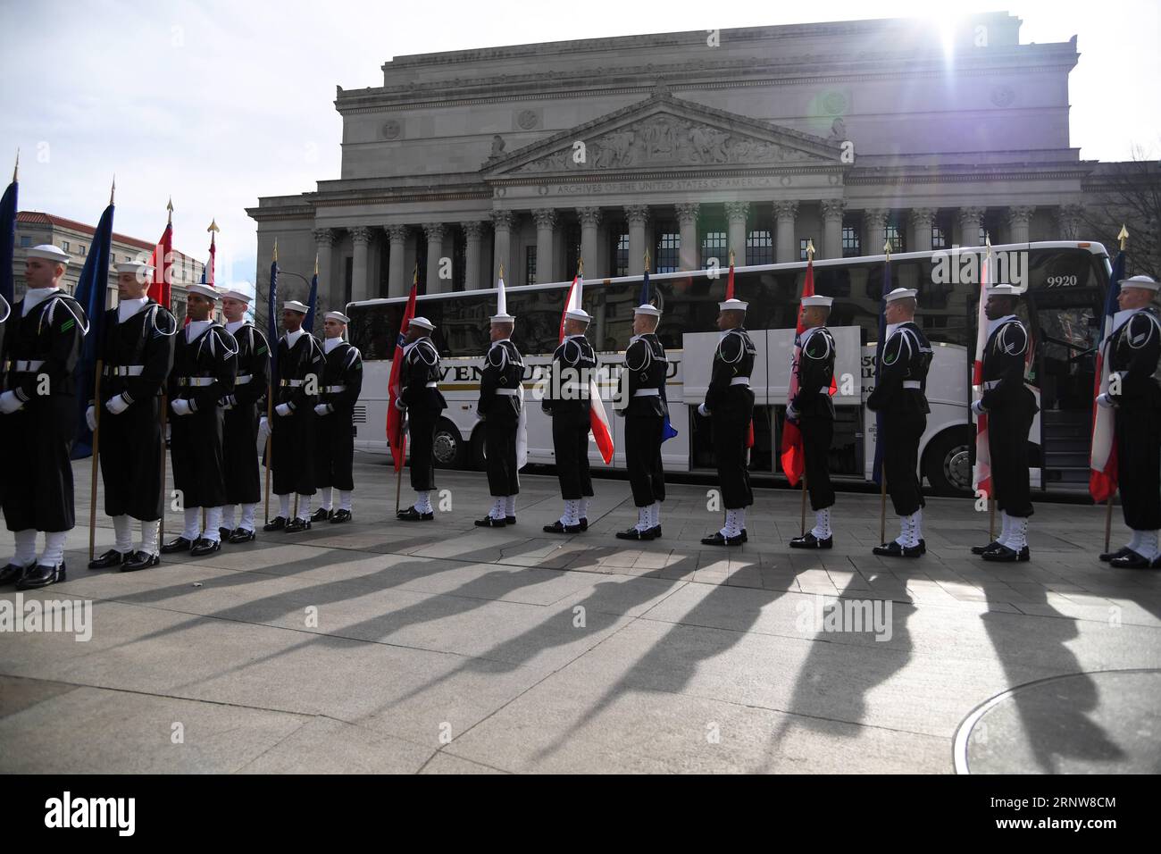 (171207) -- WASHINGTON, le 7 décembre 2017 -- des membres de la garde d honneur de la marine américaine assistent à la 76e commémoration de l attaque de Pearl Harbor au Navy Memorial Plaza à Washington D.C., États-Unis, le 7 décembre 2017. Le Japon a lancé une attaque sournoise sur la base navale de Pearl Harbor sur l'île d'Oahu à Hawaii en 1941, tuant plus de 2 400 militaires américains et civils. Le lendemain, le président Franklin Roosevelt demanda au Congrès une déclaration de guerre contre le Japon, ce qui lança l'implication américaine dans la Seconde Guerre mondiale. ÉTATS-UNIS-WASHINGTON D.C.-PEARL HARBOR ATTACK-THE 76E COMMÉMORATION Banque D'Images