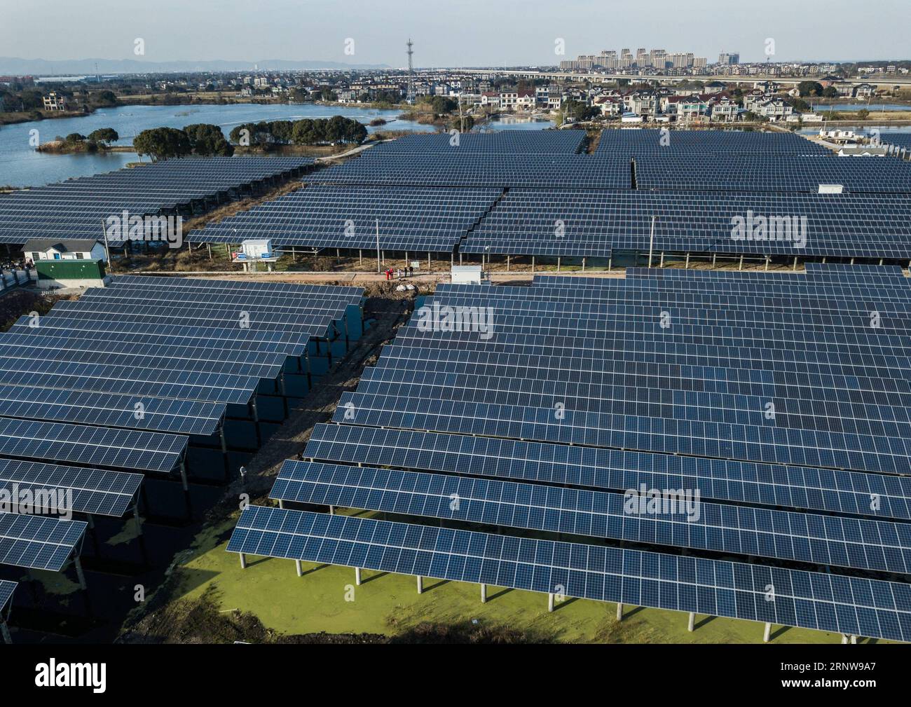 (171209) -- CHANGXING, 9 décembre 2017 -- une photo prise le 8 décembre 2017 montre des panneaux photovoltaïques dans le village de Gulong, dans le canton de Hongqiao, dans le comté de Changxing, dans la province du Zhejiang de l est de la Chine. Le projet photovoltaïque, qui couvre une superficie de 485 mu (32 hectares) avec une production énergétique estimée à 19 millions de kwh chaque année, a commencé à alimenter le réseau local. (dhf) CHINE-ZHEJIANG-ÉNERGIE SOLAIRE-ÉLECTRICITÉ (CN) XuxYu PUBLICATIONxNOTxINxCHN Banque D'Images