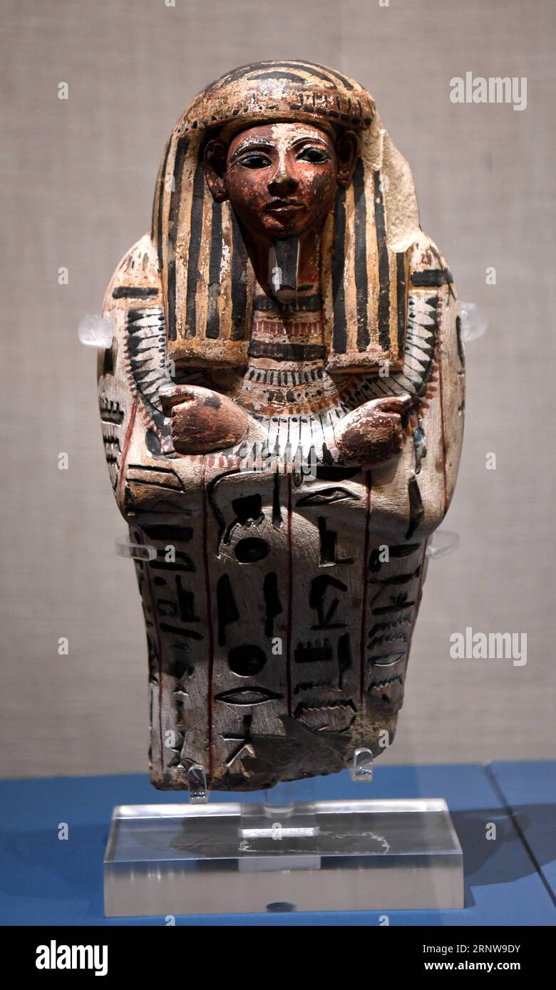 (171209) -- ZHENGZHOU, 9 décembre 2017 -- une photo prise le 9 décembre 2017 montre un modèle de sarcophage égyptien ancien lors d'une exposition sur les antiquités de l'Égypte ancienne au Musée Henan à Zhengzhou, capitale de la province du Henan en Chine centrale. L'exposition a ouvert vendredi. ) (dhf) CHINA-HENAN-EGYPT-EXHIBITION(CN) ZhuxXiang PUBLICATIONxNOTxINxCHN Banque D'Images