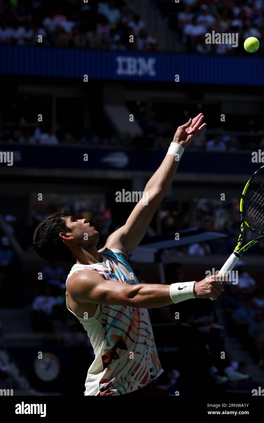 New York, États-Unis. 02 septembre 2023. New York, USA - 2 septembre : Carlos Alcaraz d'Espagne lors de son match de troisième tour contre Daniel Evans de Grande-Bretagne le jour 6 de l'US Open au USTA Billie Jean King National tennis Center le 2 septembre 2023 à New York, USA. (Crédit : Adam Stoltman/Alamy Live News Banque D'Images