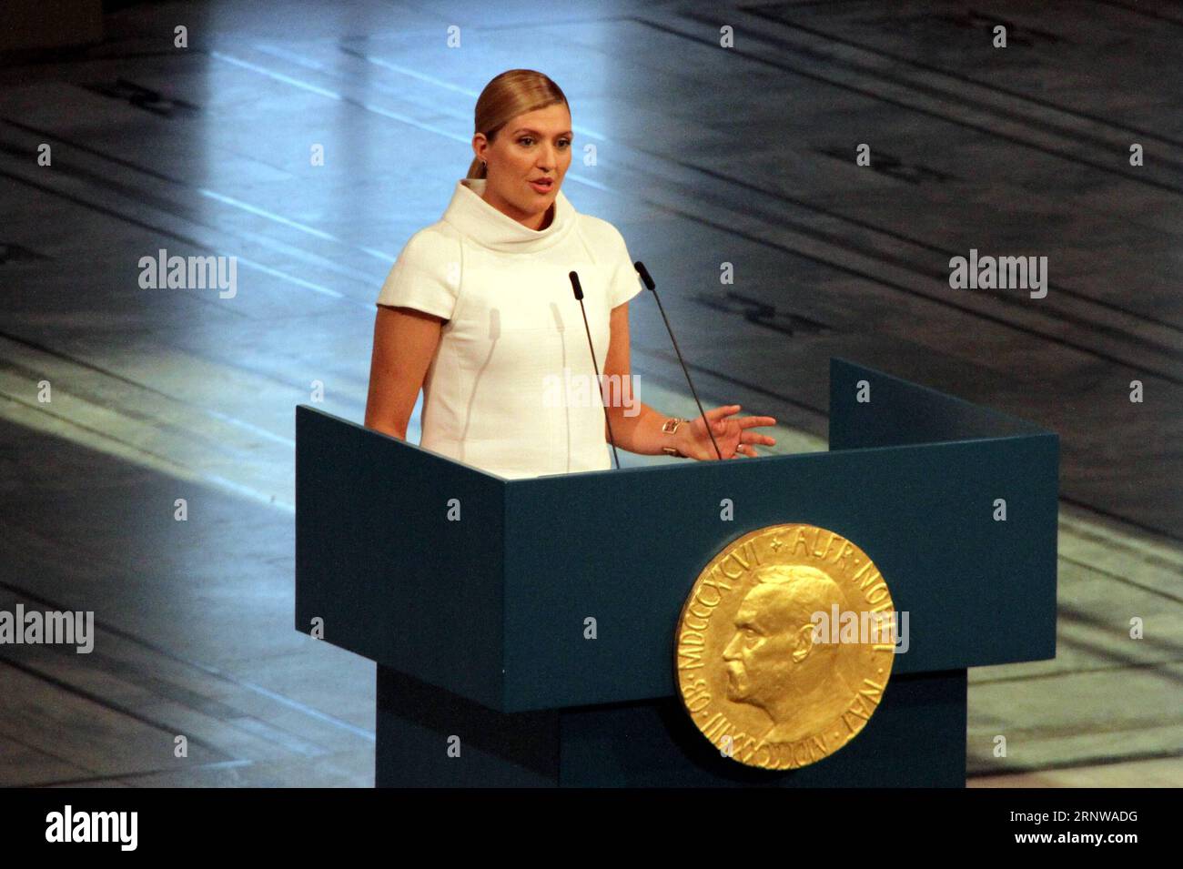 Themen der Woche Bilder des Tages (171211) -- OSLO, le 11 décembre 2017 -- Beatrice Fihn, chef de la campagne internationale pour l'abolition des armes nucléaires (ICAN), prend la parole lors de la cérémonie de remise des prix à Oslo, Norvège, le 10 décembre 2017. L'ICAN a reçu le prix Nobel de la paix 2017 lors d'une cérémonie de remise des prix dimanche, pour ses efforts visant à donner un nouvel élan au processus d'abolition des armes nucléaires. (djj) NORVÈGE-OSLO-PRIX NOBEL DE LA PAIX LiangxYouchang PUBLICATIONxNOTxINxCHN Banque D'Images Themen der Woche Bilder des Tages (171211) -- OSLO, le 11 décembre 2017 -- Beatrice Fihn, chef de la campagne internationale pour l'abolition des armes nucléaires (ICAN), prend la parole lors de la cérémonie de remise des prix à Oslo, Norvège, le 10 décembre 2017. L'ICAN a reçu le prix Nobel de la paix 2017 lors d'une cérémonie de remise des prix dimanche, pour ses efforts visant à donner un nouvel élan au processus d'abolition des armes nucléaires. (djj) NORVÈGE-OSLO-PRIX NOBEL DE LA PAIX LiangxYouchang PUBLICATIONxNOTxINxCHN Banque D'Images