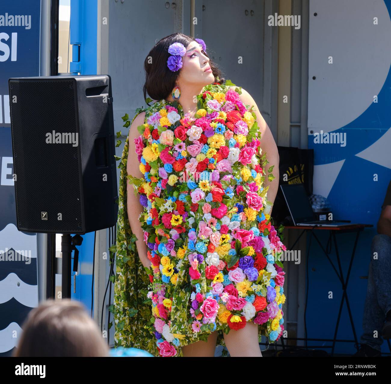 Mi'kmaw Two Spirit Performer Anita Landback dans Drag Show Performance sur Halifax Boardwalk, septembre 2023 Banque D'Images